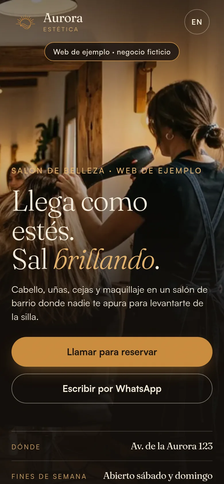 La web de ejemplo de Aurora vista en el móvil, con los botones para llamar y escribir por WhatsApp